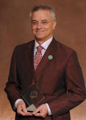 Read more about the article Walt Scacchi Honored with ICS Distinguished Alumnus Award